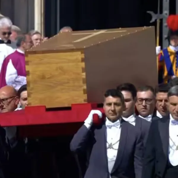 Enorme ophef om bizarre gebeurtenis tijdens uitvaart paus Franciscus: ”Dit kan echt niet”