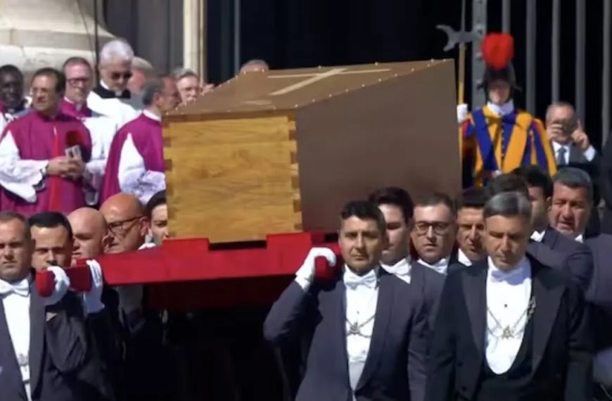 Enorme ophef om bizarre gebeurtenis tijdens uitvaart paus Franciscus: ”Dit kan echt niet”