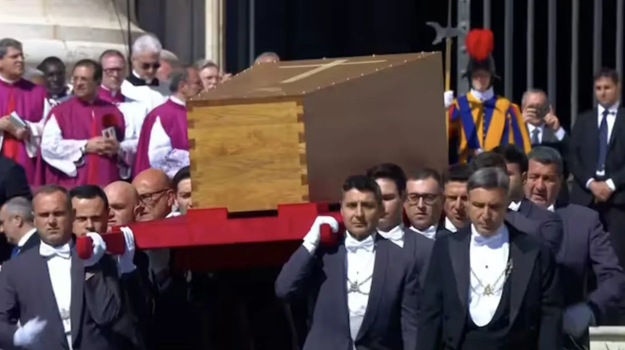 Enorme ophef om bizarre gebeurtenis tijdens uitvaart paus Franciscus: ”Dit kan echt niet”