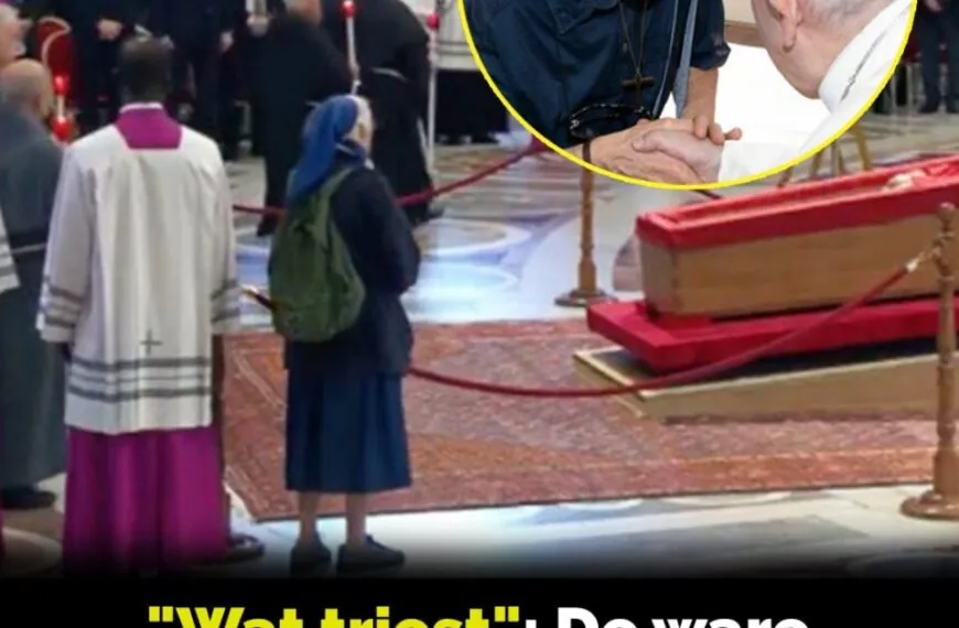 De non die het protocol brak bij de doodskist van paus Franciscus