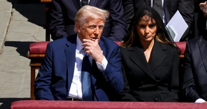 Donald Trump heeft het protocol bij de begrafenis van paus Franciscus ‘niet gerespecteerd’