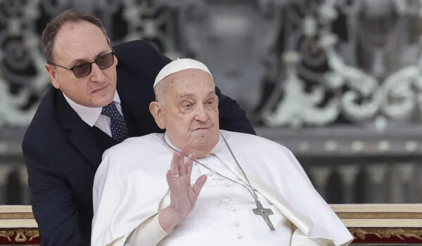 Hartverscheurend laatste gebaar van paus Franciscus aan verpleger voor overlijden