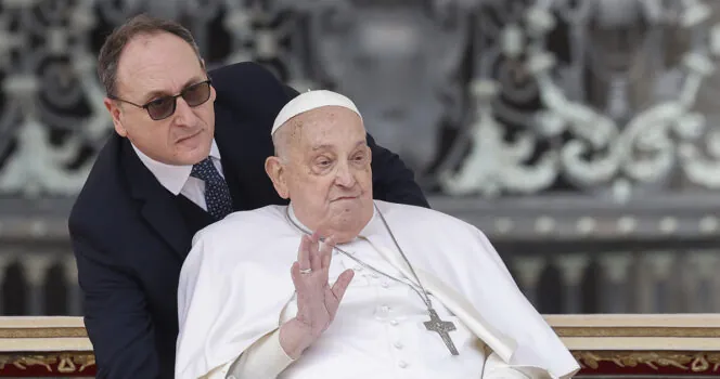 Hartverscheurend laatste gebaar van paus Franciscus aan verpleger voor overlijden