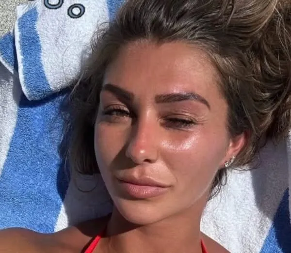 Bo de Munk (dochter van) plaatst foto in een kleine rode bikini op het strand