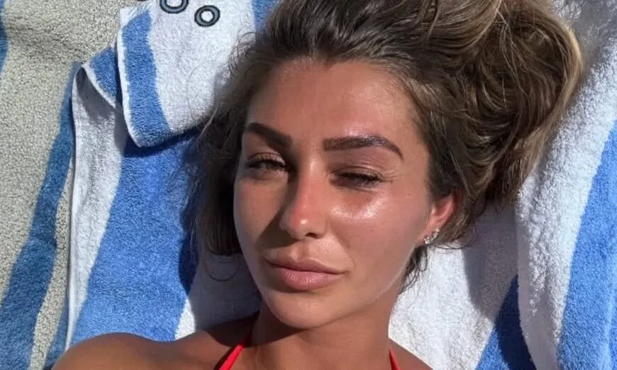 Bo de Munk (dochter van) plaatst foto in een kleine rode bikini op het strand