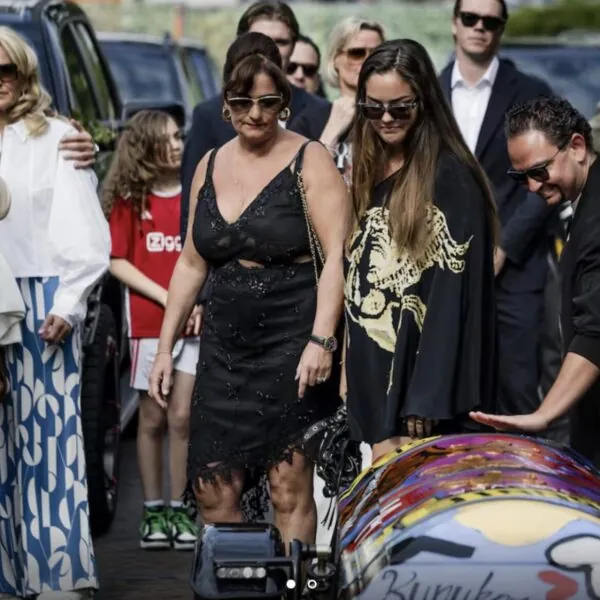 Afscheidsrit voor Jonnie Boer: motorstoet en kruidenhulde in hartje Zwolle