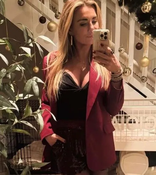 Monique Westenberg deelt een onverwachte spiegelselfie in een paarse bikini