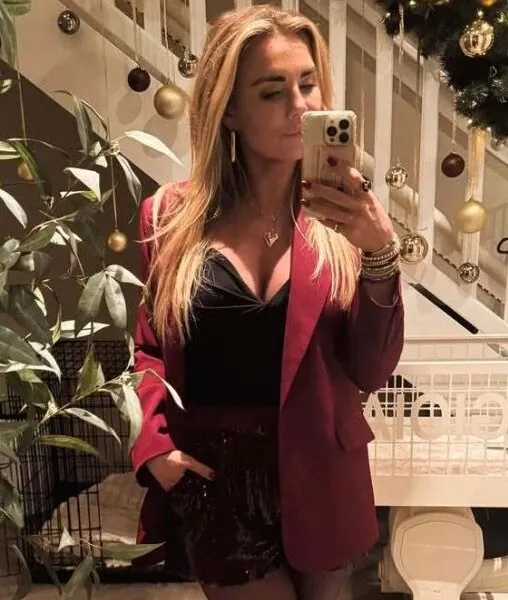 Monique Westenberg deelt een onverwachte spiegelselfie in een paarse bikini