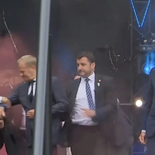 Heftige beelden: Premier Schoof en de Poolse premier Donald Tusk aangevallen in Wageningen