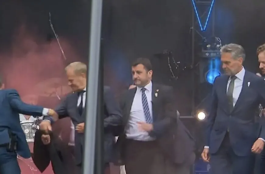 Heftige beelden: Premier Schoof en de Poolse premier Donald Tusk aangevallen in Wageningen