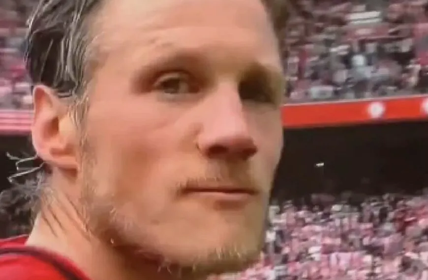 Hondsdolle Wout Weghorst verliest zelfbeheersing en haalt uit naar camera