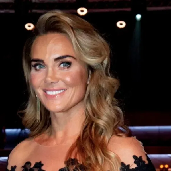 FOTO: Monique Westenberg ploft in groene bikini in een strandbedje in de zon
