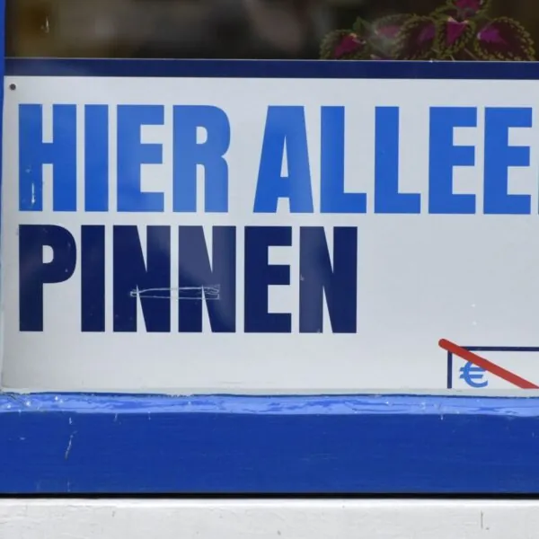 Breaking: Zes grote winkelketens met duizenden filialen stoppen met het aannemen van contant geld