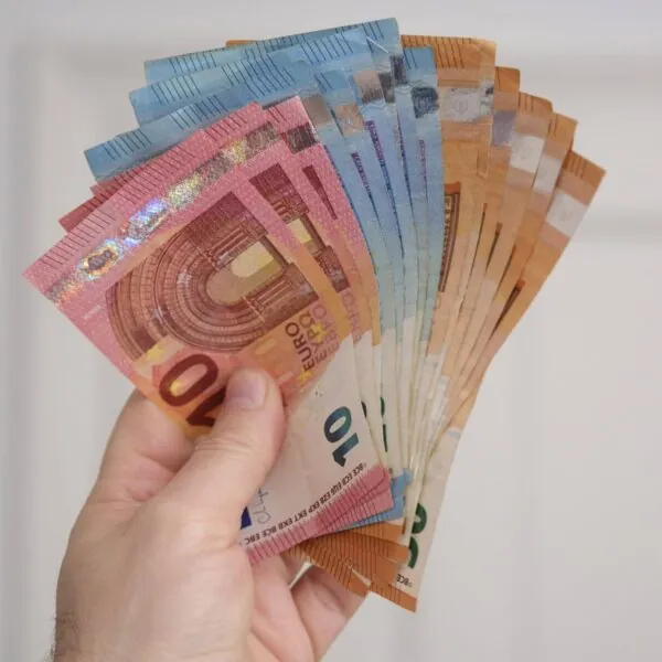 Vakantiegeld dit jaar voor heel veel mensen stukken lager: ´Dit is wat er voor jou nog overblijft´