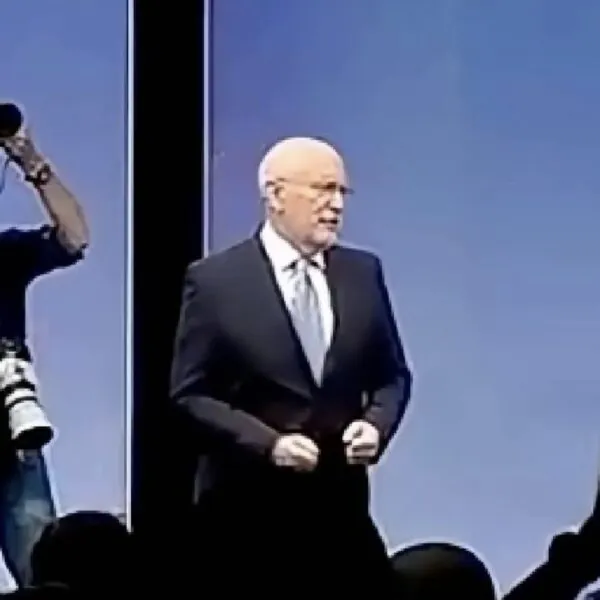 Beelden: Woeste Frans Timmermans verliest zelfbeheersing op partijcongres en begint ineens te schreeuwen