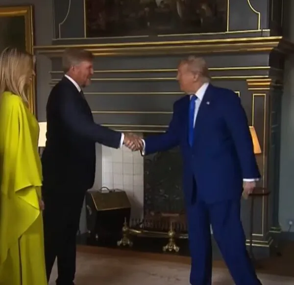Koning Willem Alexander gaat wereldwijd viraal door handdruk-wedstrijd tegen Donald Trump!
