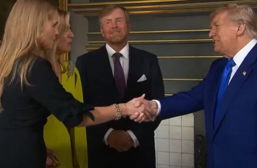 Wereldwijd ophef door foto van Donald Trump met Willem Alexander, Máxima en Amalia: ‘Dit klopt niet!’