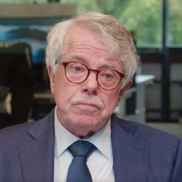 Frank Visser blijft sterk ondanks persoonlijke zorgen: “Het leven is niet altijd een feest geweest”