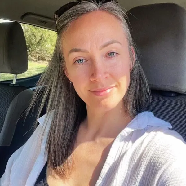 Internet valt achterover als ze ontdekken wat de echte leeftijd van deze vrouw is