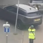 Asociale dame parkeert op invalide parkeerplaats, maar omstanders grijpen in: ´Verdiende loon!´