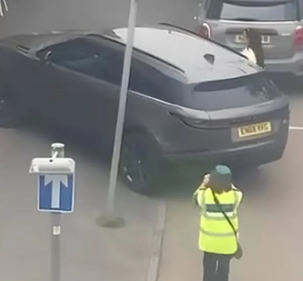 Asociale dame parkeert op invalide parkeerplaats, maar omstanders grijpen in: ´Verdiende loon!´