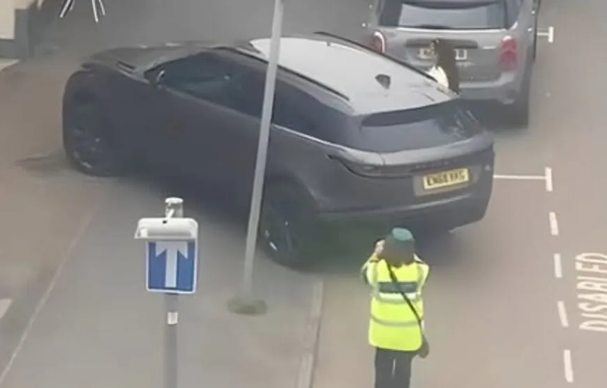 Asociale dame parkeert op invalide parkeerplaats, maar omstanders grijpen in: ´Verdiende loon!´