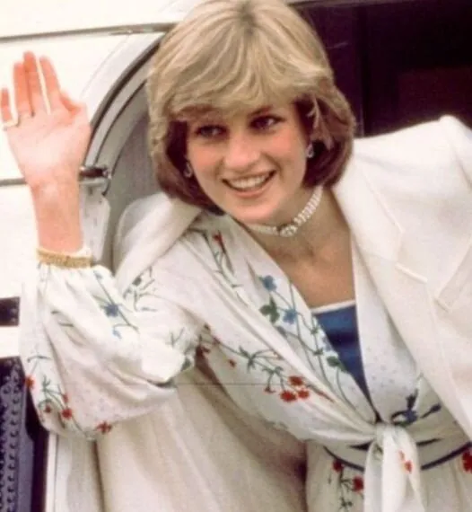 Exclusief: Zeldzame foto’s van prinses Diana voor het eerst onthuld!