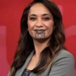 Mensen lachen met presentatrice vanwege tattoo in haar gezicht