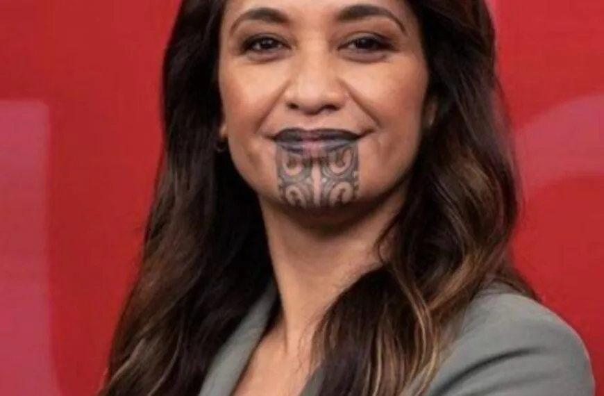 Mensen lachen met presentatrice vanwege tattoo in haar gezicht