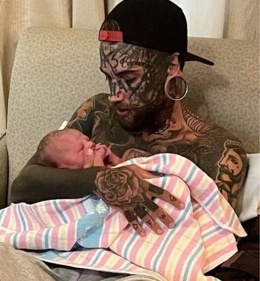 “Na de geboorte van mijn dochter veranderde mijn leven” Beroemde blogger wiens hele lichaam bedekt is met tatoeages heeft besloten zijn uiterlijk te veranderen na de geboorte van zijn dochter