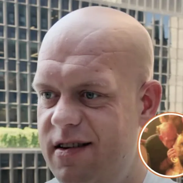 Michael van Gerwen gefilmd terwijl hij uitgebreid staat te tongen met knappe blondine
