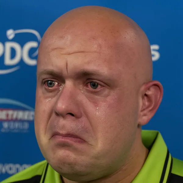 Michael van Gerwen deelt met tranen in zijn ogen verschrikkelijk nieuws
