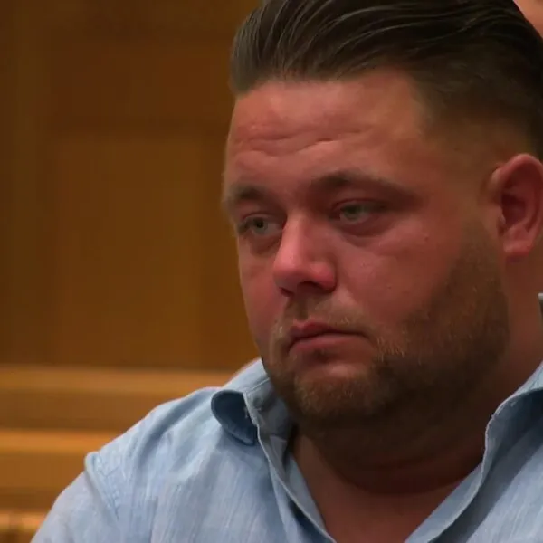 Graatmagere Mark Gillis laat zien hoe dun hij nu is: ”Had niemand verwacht”