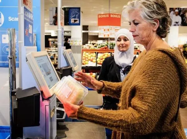 Moeder ervaart schaamte tijdens zelfscankassa-controle: &lsquo;Pas op dat moment drong het tot me door&rsquo;