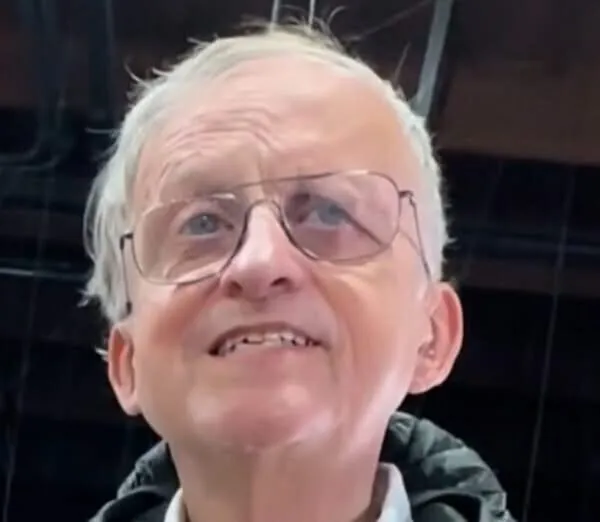 John (70) krijgt een triest geschenk van zijn werkgever na 42 jaar trouwe dienst.