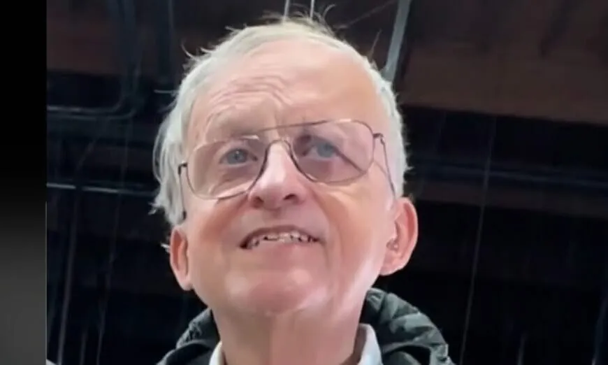 John (70) krijgt een triest geschenk van zijn werkgever na 42 jaar trouwe dienst.