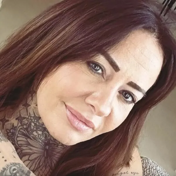 Wendy van Hout draagt veel te klein topje en laat ze er zo uitfloepen