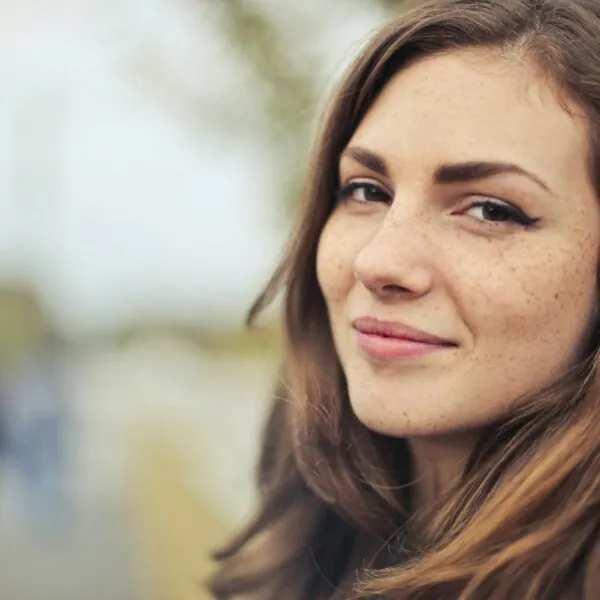 Suzanne (21) in string in parenclub, tot ze plotseling haar vader tegen het lijf loopt