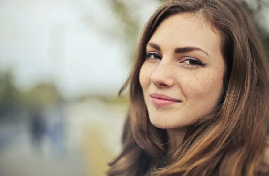 Suzanne (21) in string in parenclub, tot ze plotseling haar vader tegen het lijf loopt