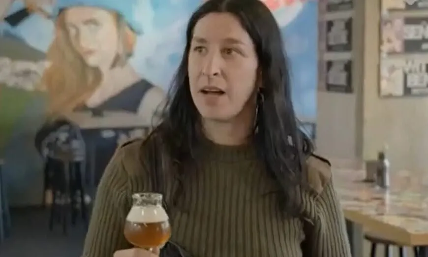 Raven van Dorst is zwanger! Presentator poseert met babybuik en volgers gaan los!