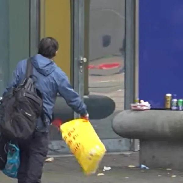 Werkloze Kamal (42) vult uitkering aan met blikjes: &rdquo;Lekker heel veel bijverdienen met statiegeld&rdquo;