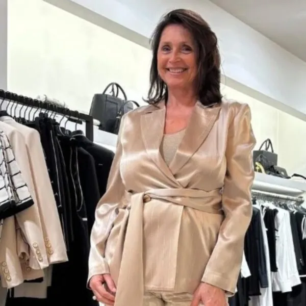 Wendy van Wanten breekt de stilte en klaagt dat haar pensioen niet eens genoeg is voor een jurk