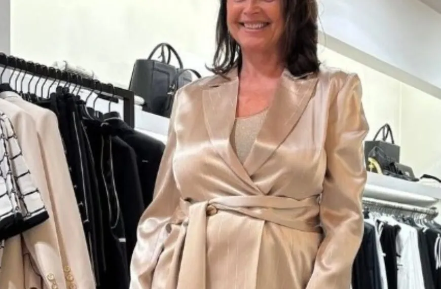 Wendy van Wanten breekt de stilte en klaagt dat haar pensioen niet eens genoeg is voor een jurk