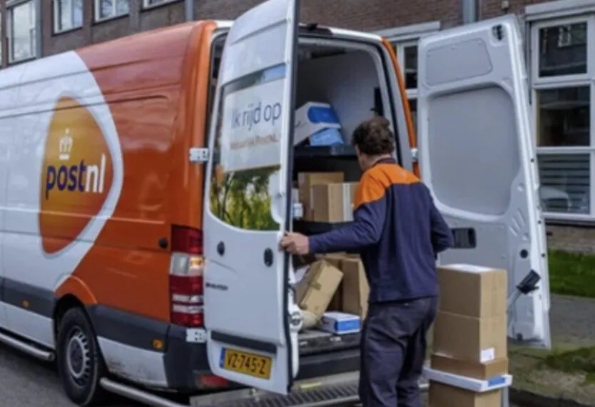 Niet thuis bij bezorgen van pakketje? Zo hoog kan de boete worden