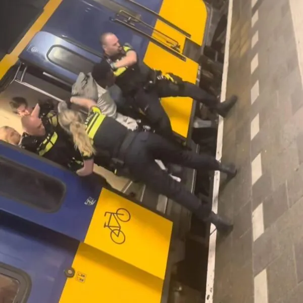 Man heeft een grote mond tegen de politie en wordt zonder discussie uit de trein gezet