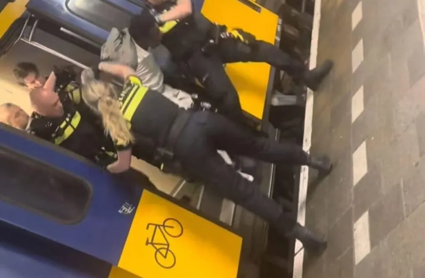 Man heeft een grote mond tegen de politie en wordt zonder discussie uit de trein gezet