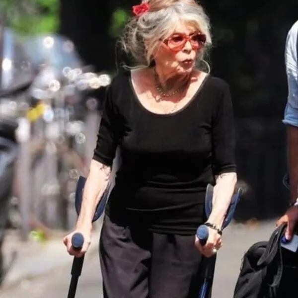 FOTO’S 📸 | Kun je haar nog herkennen? Ze is bijna niet meer te herkennen! Ooit veroverde ze de wereld met haar unieke charme en stijl