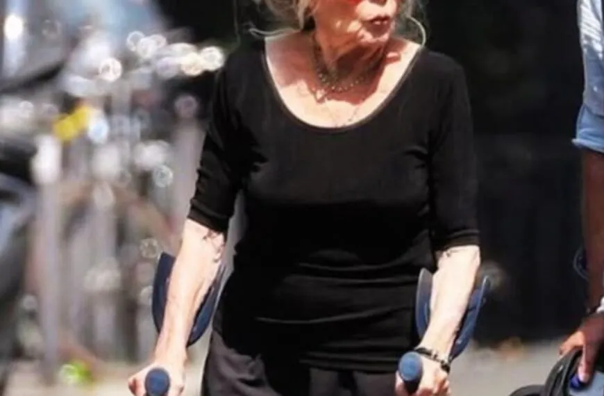 FOTO’S 📸 | Kun je haar nog herkennen? Ze is bijna niet meer te herkennen! Ooit veroverde ze de wereld met haar unieke charme en stijl