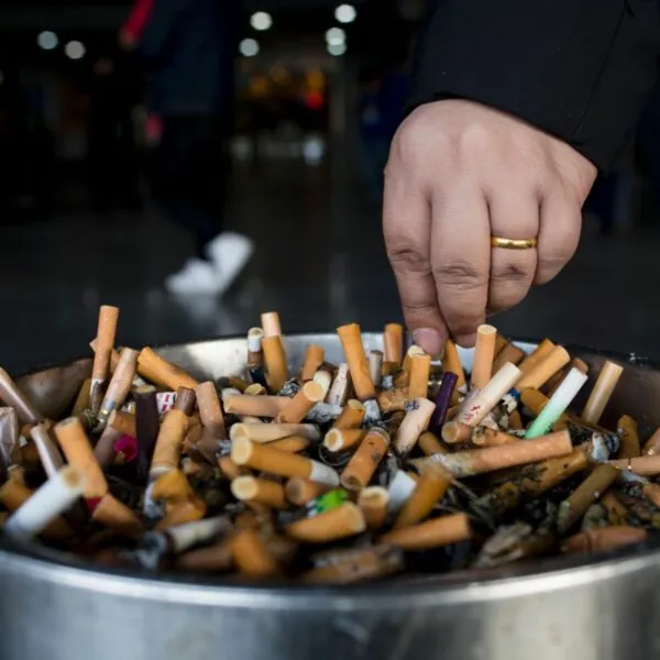Vanaf 2027 is roken ook op deze plekken verboden – dit verandert alles voor rokers