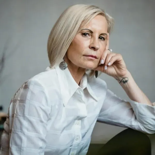 Echtgenoot schreeuwt tijdens verjaardagsfeestje tegen vrouw dat ze te oud is – vriendin reageert namens haar